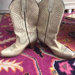 Frye boots size 8 EUC cream embroidery